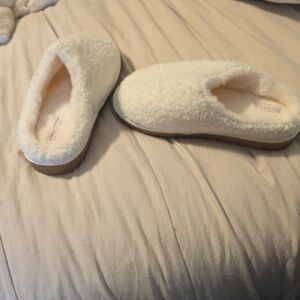 Danskin Cream Fuzzy Slippers